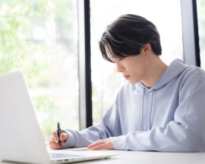読書感想文や入試試験で「AIを使う」子どもが増加。「小中学生は使用禁止にしないと」東大卒業生が恐れる未来とは
