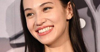 前かがみで胸元の中央凹を見せつけ…水原希子、大腿部のはざ間から見えそうな白キャミワンピ姿に「女神すぎる」