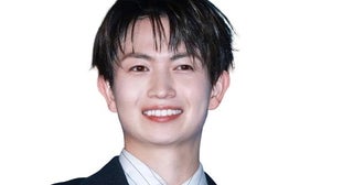 細身スーツ×青チェックの“色気”が凄まじい…綱啓永、舞台挨拶ショットに「イケメン」「ビジュ良過ぎ」