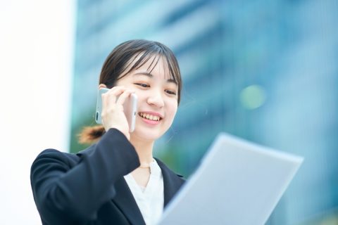 年収350万円の中小企業と年収420万円の大企業から内定をもらいました。20代のうちに高年収を実現したいのですが、昇進スピードを考えるとどっちにすべきか迷います。